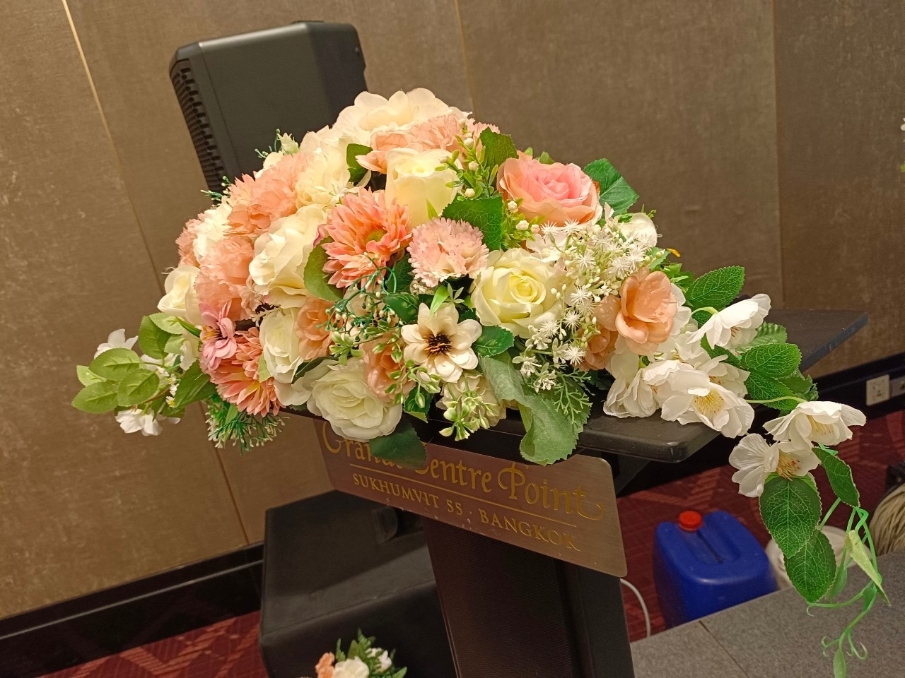 ดอกไม้ปลอมโพเดี่ยม (สำหรับเช่า) PT005