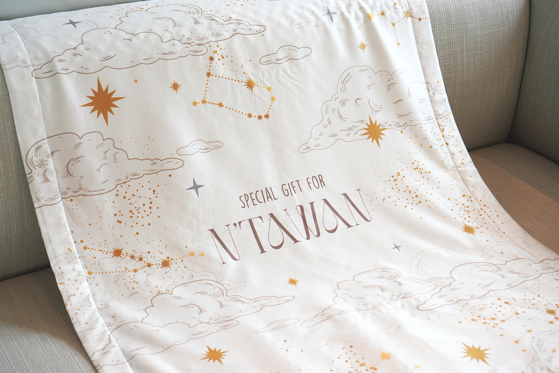ชุดของขวัญเด็กแรกเกิด หมอนหลุม + ผ้าห่มขนาด 75x100cm ลาย Zodiac - White