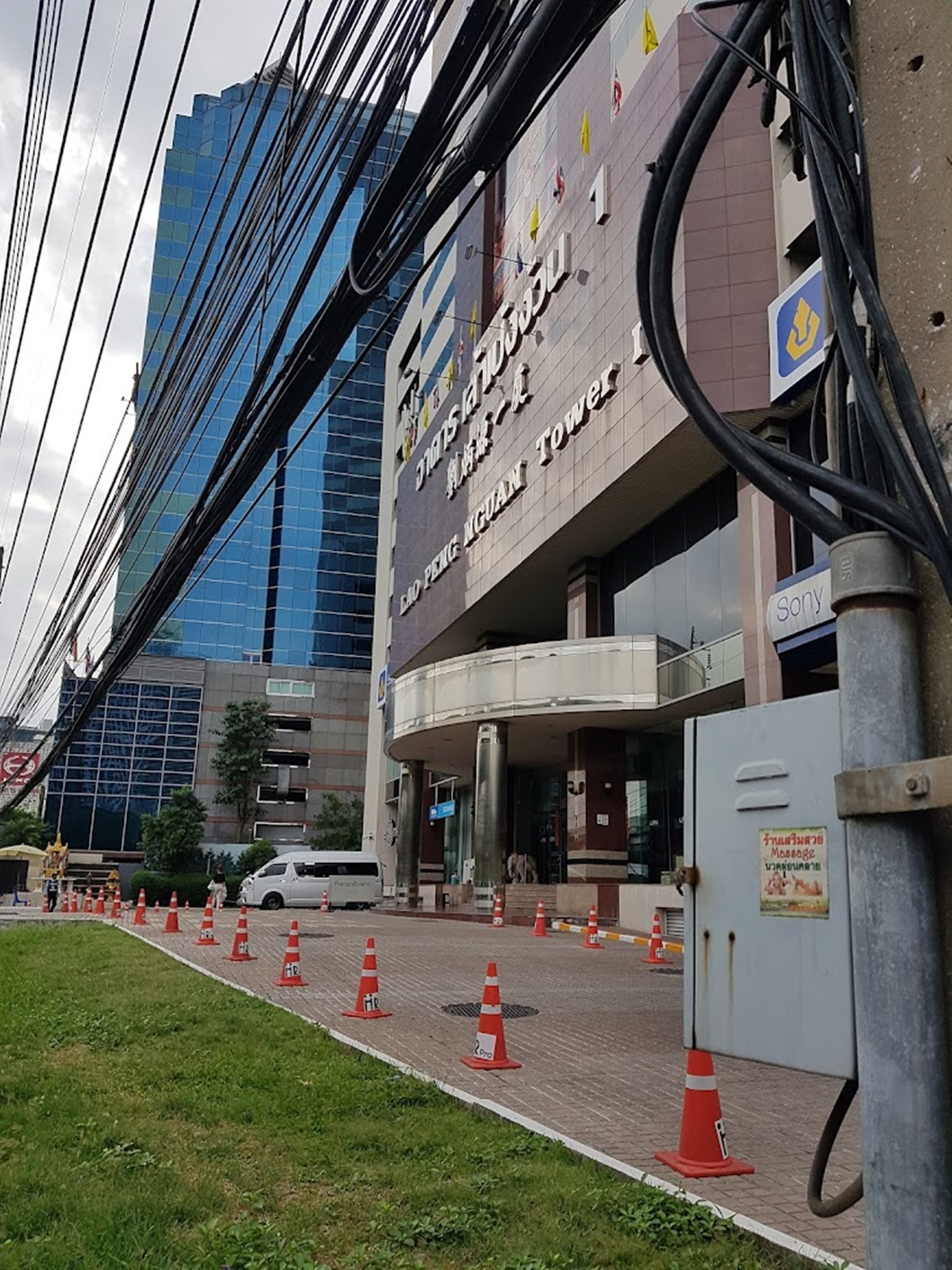 อาคารเล้าเป้งง้วน ทาวเวอร์ 1 สำนักงานให้เช่า ติดถนนวิภาวดีรังสิต ใกล้ห้าแยกลาดพร้าว และ ใกล้สวนจตุจักร