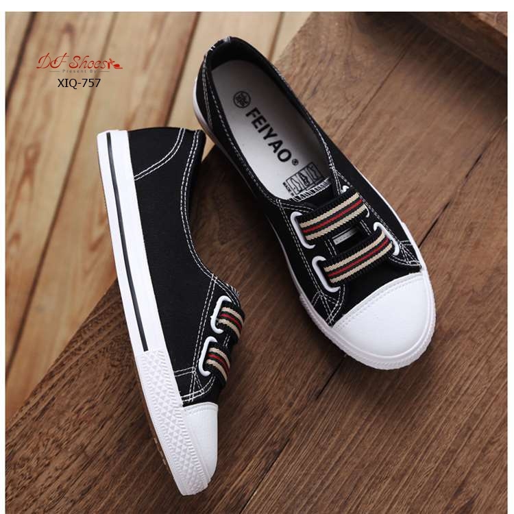 รองเท้าผ้าใบทรงคัทชูแต่งแถบ (สีขาว)