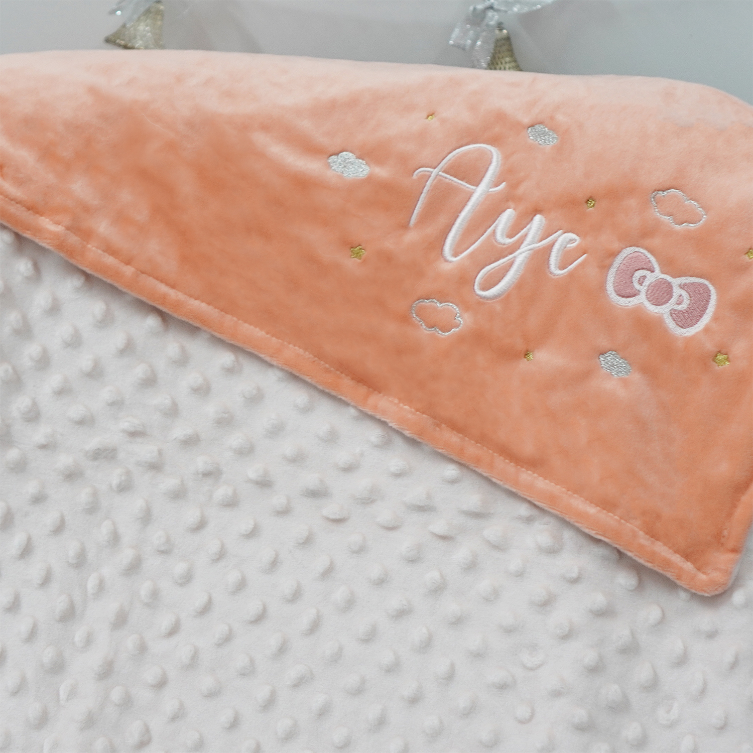 ผ้าห่ม Minky - สี Peach 75x100cm แบบปักชื่อ+icon - Bow
