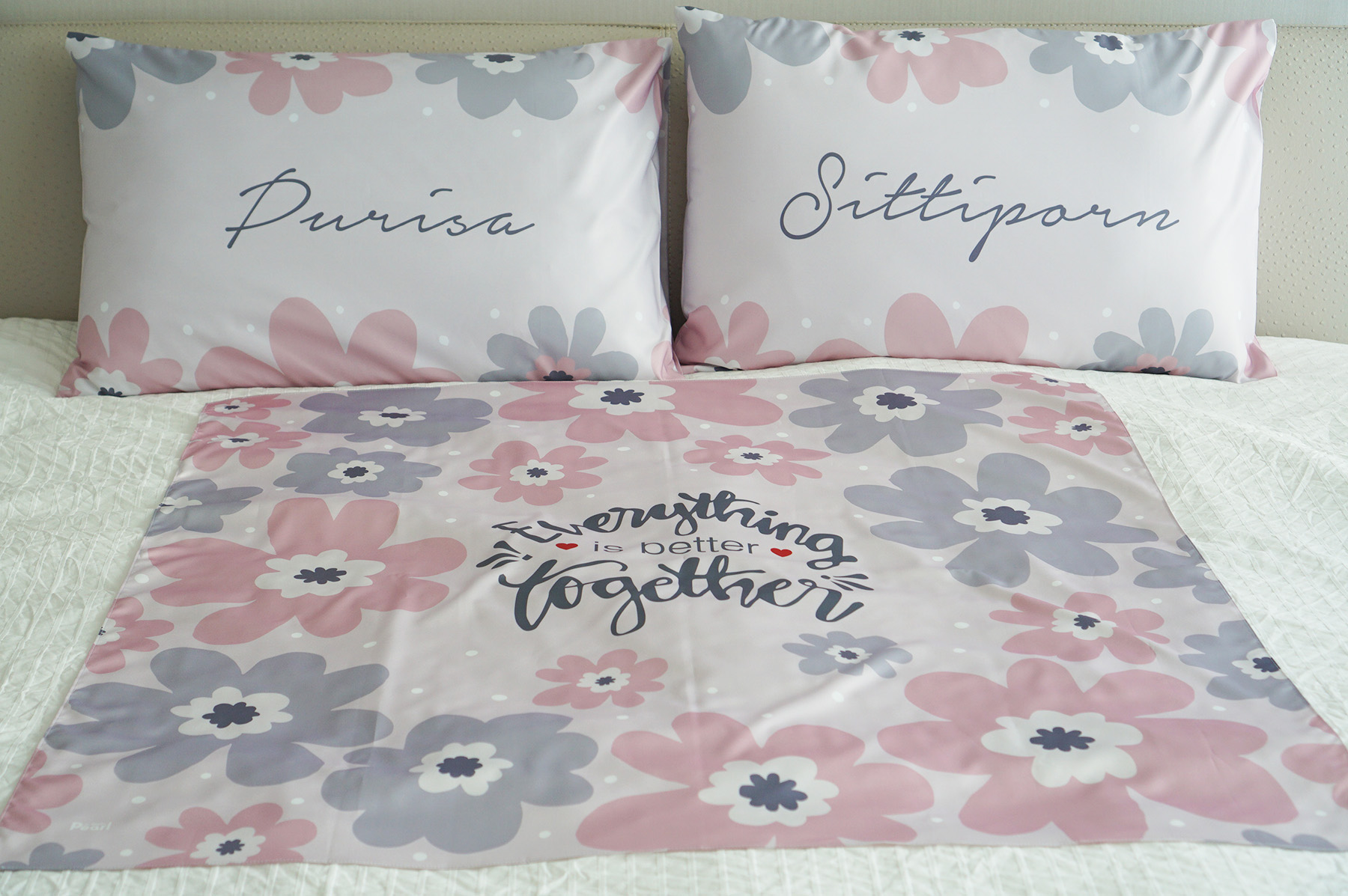ชุดของขวัญแต่งงาน ปลอกหมอนคู่+ผ้าพันคอ/ผ้าคลุมไหล่ ลาย Big Flower - Light Pink