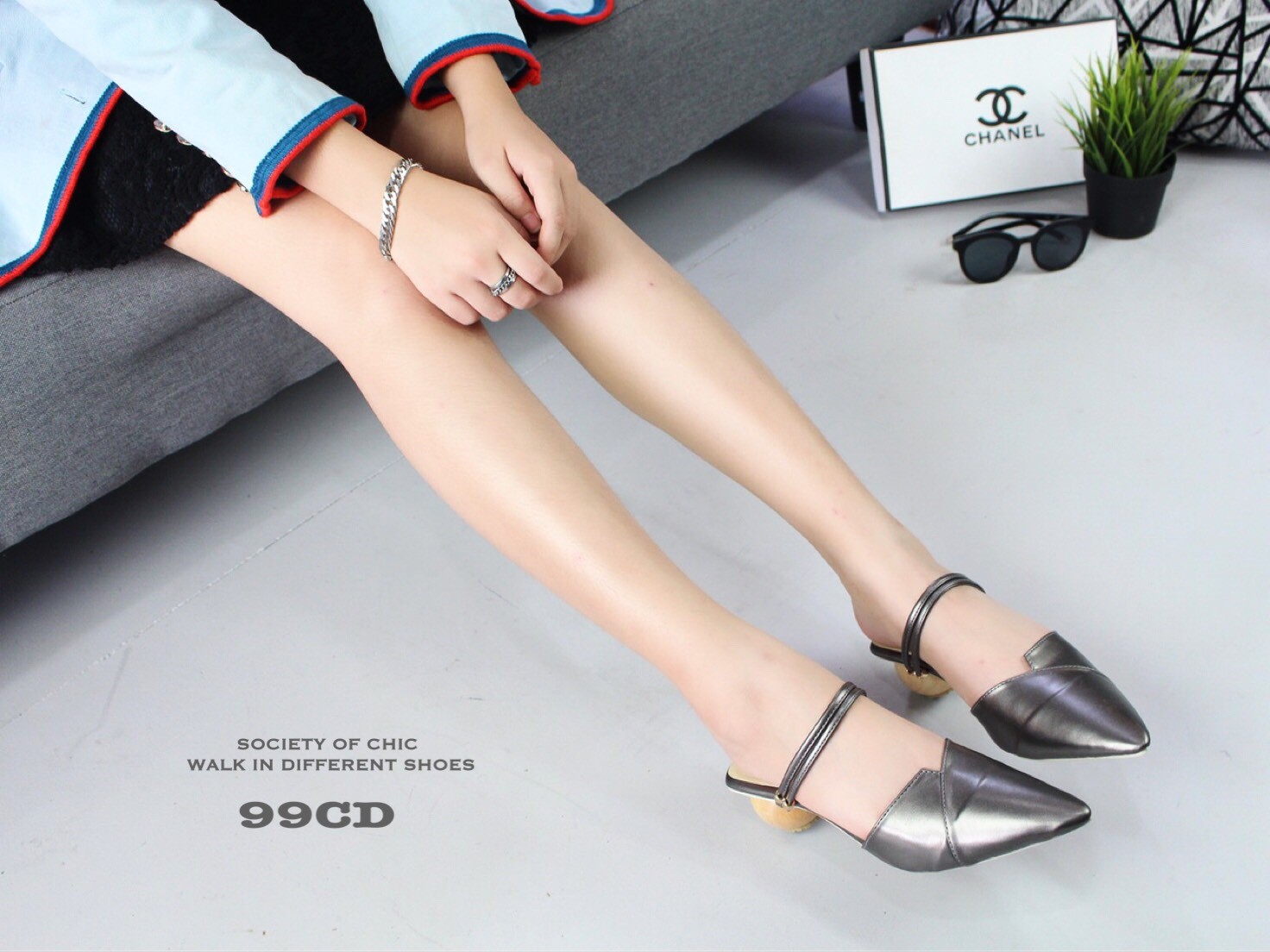 รองเท้าคัทชูส้นเตี้ยแต่งสายรัดส้น (สีเทา)