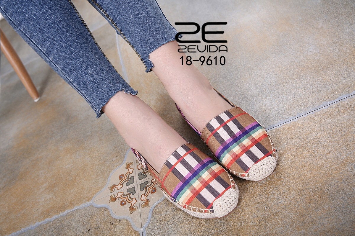 รองเท้าสวมสกรีนลายสีรุ้ง (สีน้ำตาล)