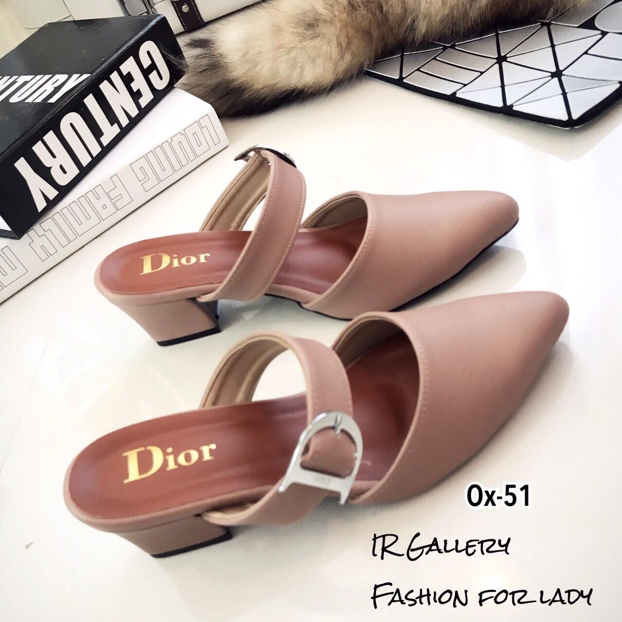 รองเท้าคัทชูส้นเตี้ยหัวแหลมแต่งอะไหล่ (สีชมพู)