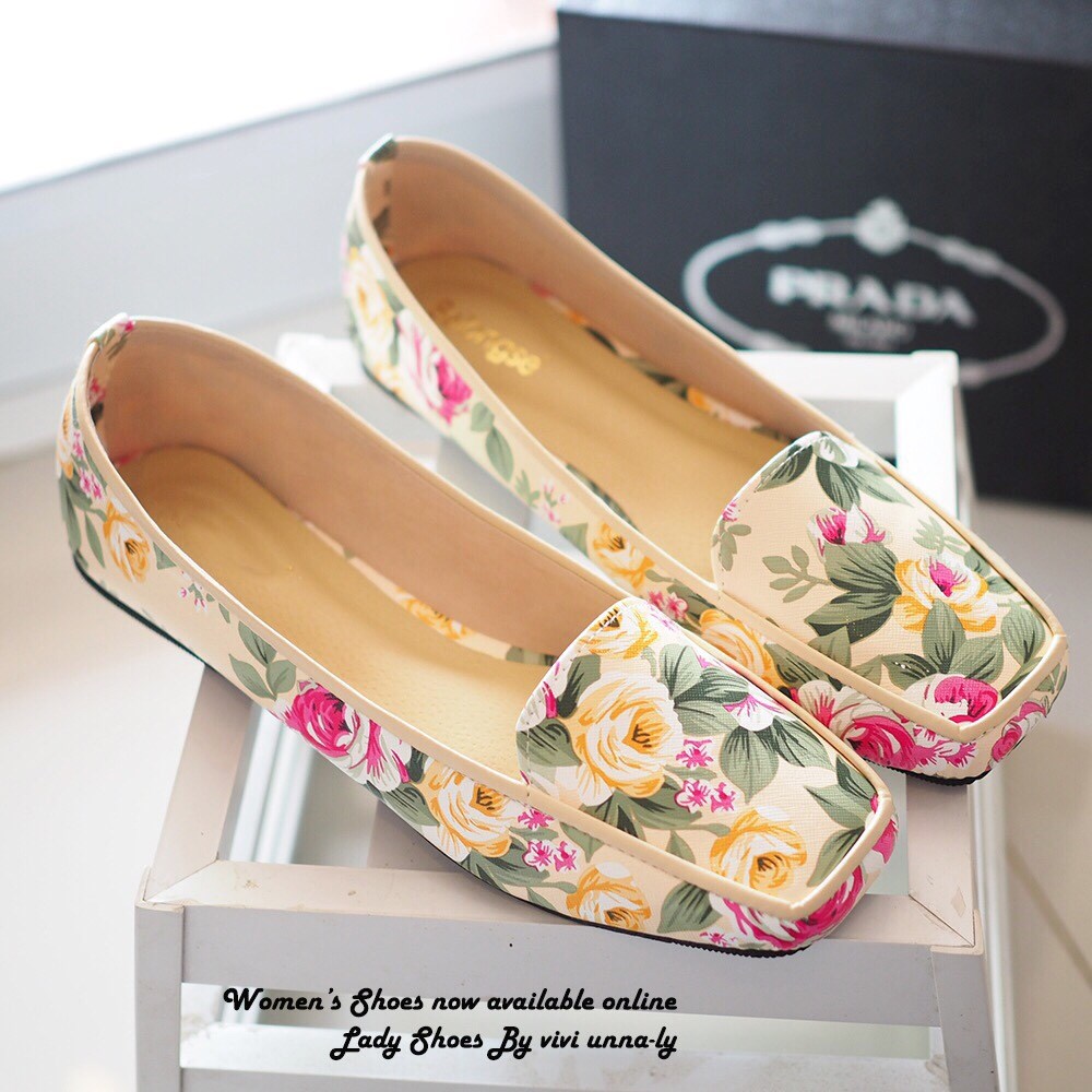 พร้อมส่ง : รองเท้าคัทชูทรงหัวตัดลายดอก (สีครีม)