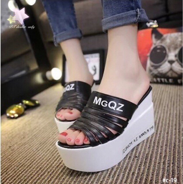 พร้อมส่ง : รองเท้าส้นเตารีดสกีนลาย (สีดำ)