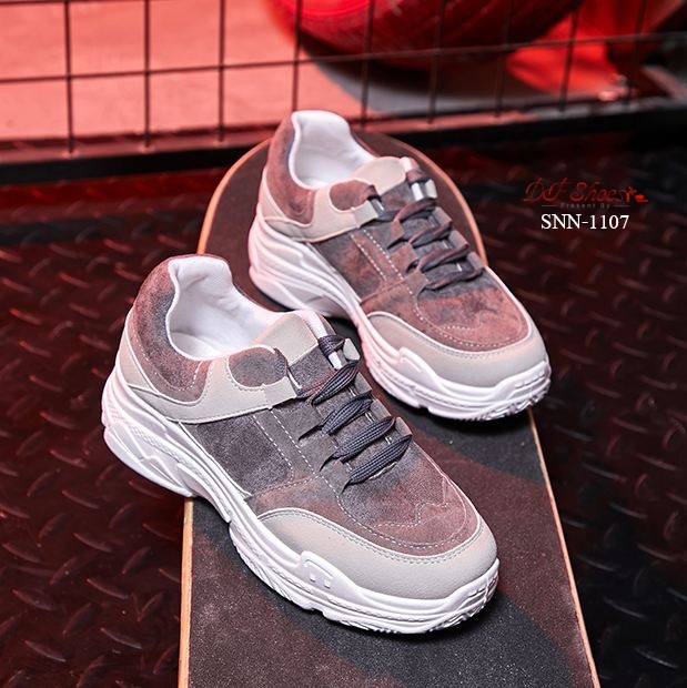 รองเท้าผ้าใบแฟชั่นทรงSportหนังกลับ (สีเทา)