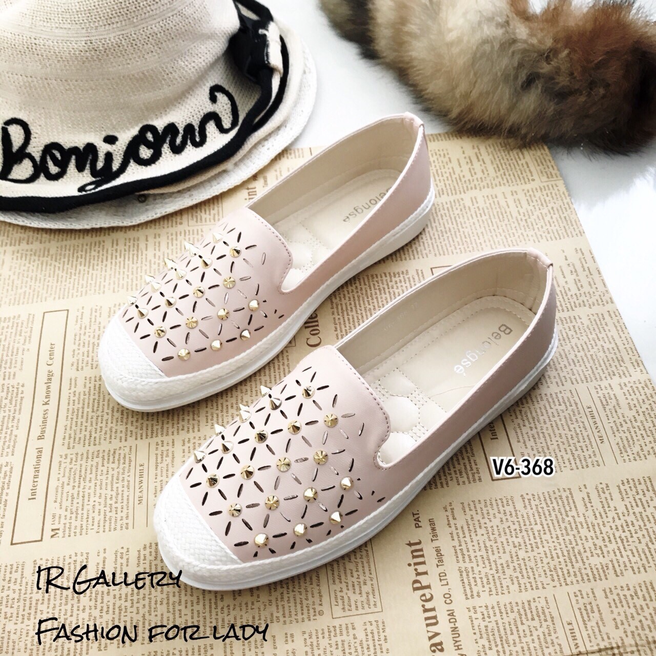 รองเท้าผ้าใบสวมแต่งหมุด (สีครีม)