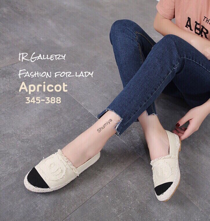 รองเท้าทรงสวมปักลาย (สีครีม)