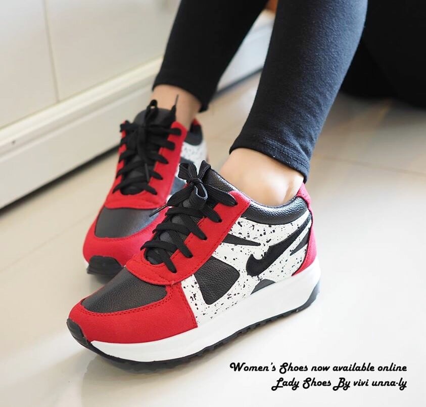พร้อมส่ง : รองเท้าผ้าใบเสริมส้นทรงSport (สีดำ)