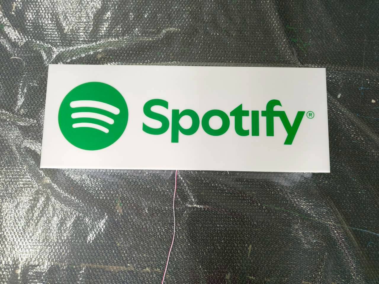 ป้ายกล่องไฟอะคริลิคแสงออกรอบตัว