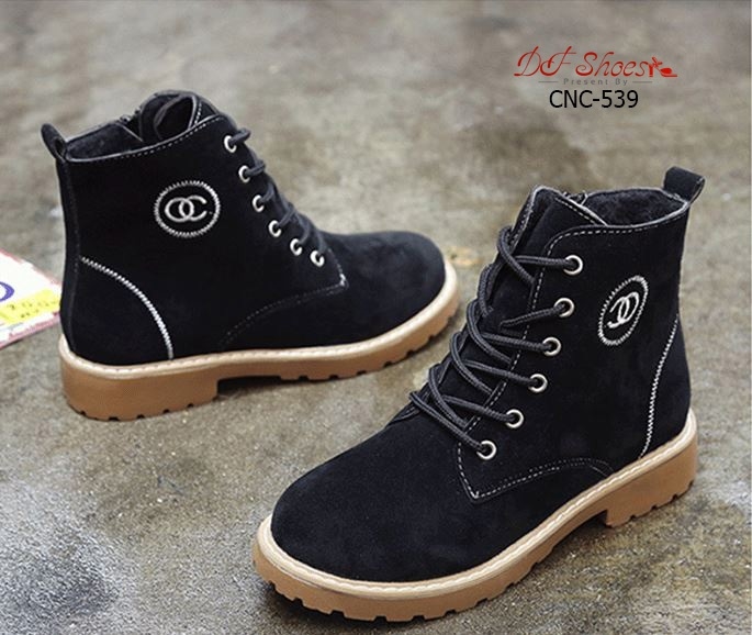 รองเท้าผ้าใบทรงมินิบูทสไตล์มาร์ติน (สีดำ)