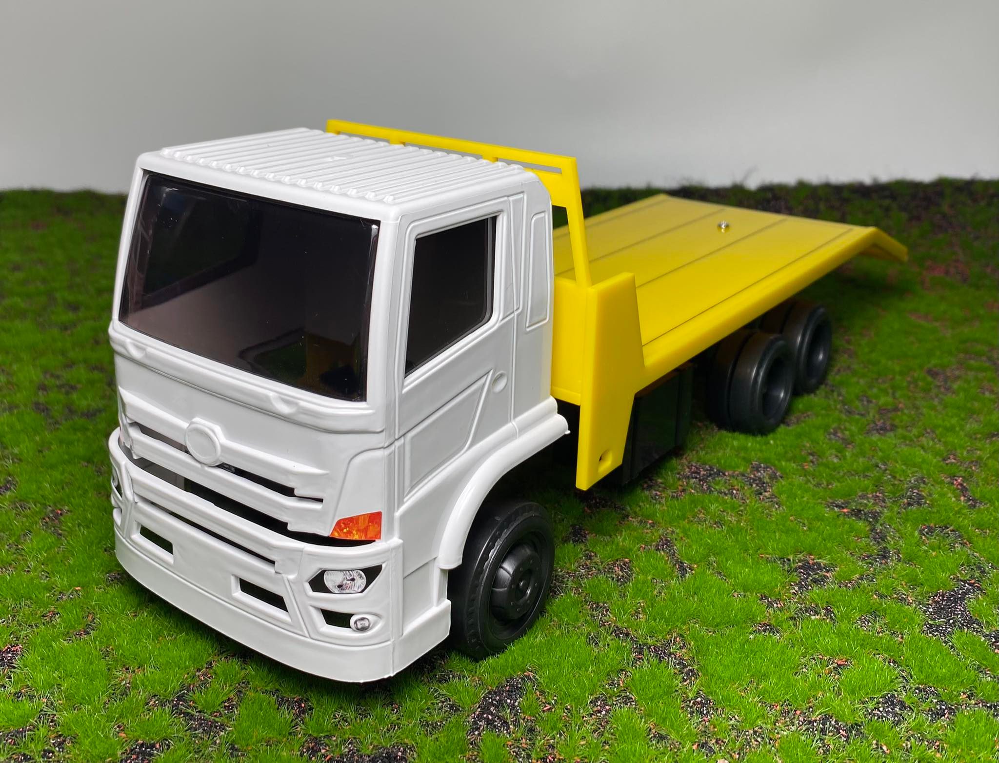 โมเดลรถ 10 ล้อ รถย้ายรถขุดจำลอง 1/24 รถบรรทุกหม่ำโมเดลรถเทรนเลอร์ ของเล่นเด็กผู้ชาย toy