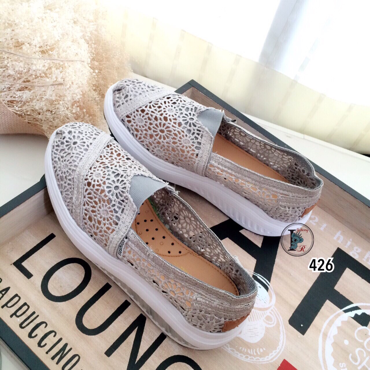 รองเท้าผ้าใบลูกไม้ถักเสริมส้น (สีครีม)