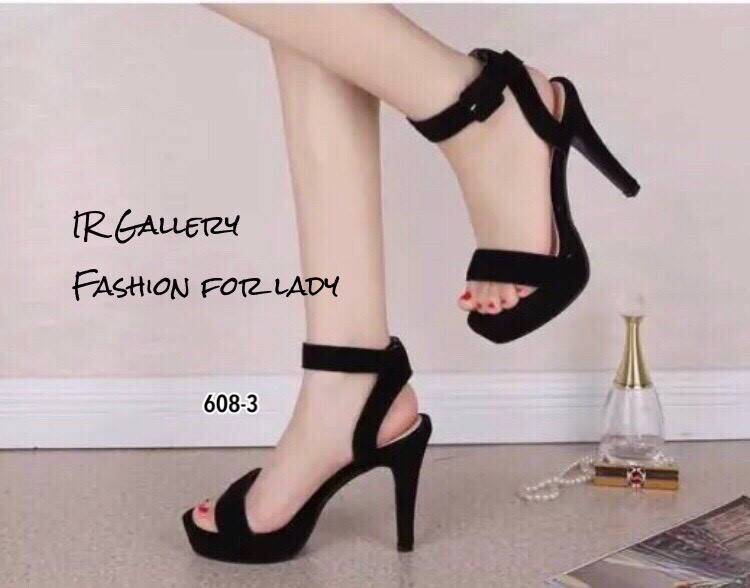 รองเท้าส้นสูงแต่งเข็มขัดสีดำ