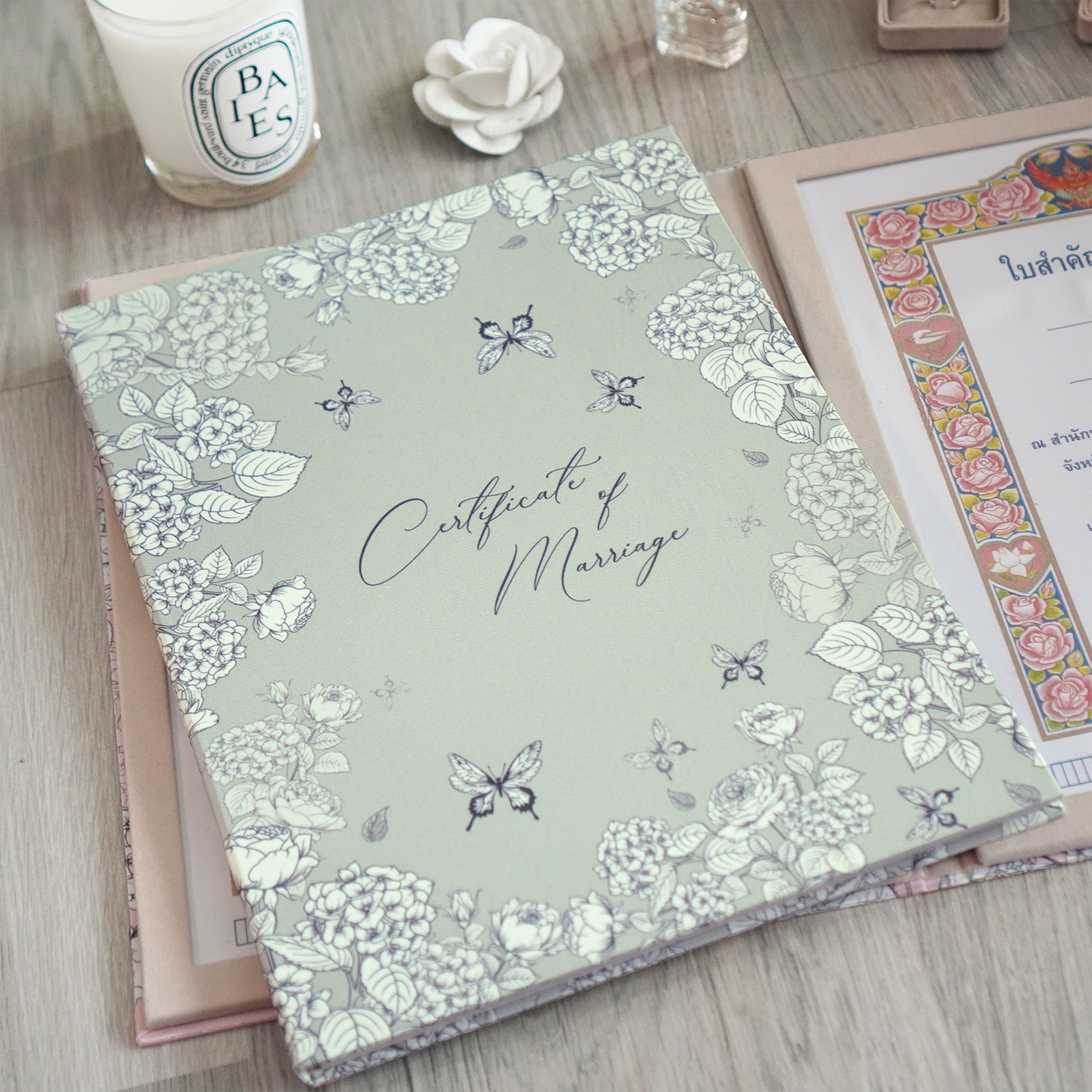 แฟ้มใส่ทะเบียนสมรส แบบพร้อมส่ง ลาย Butterfly Vintage - Green พร้อมข้อความ Certificate of Marriage