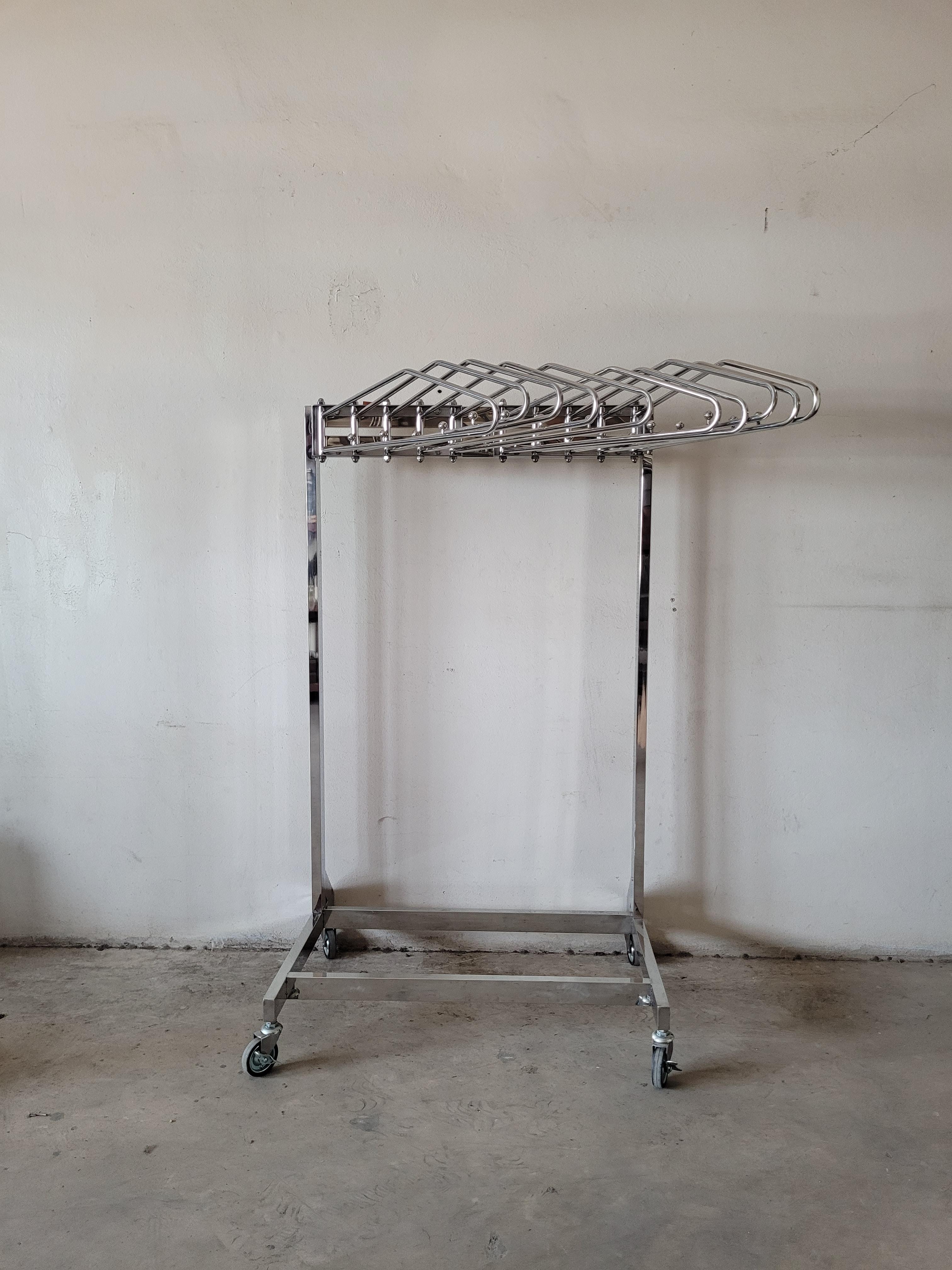 ราวพร้อมแขนสำหรับแขวนเสื้อตะกั่ว 10 ชุด แบบเคลื่อนที่ได้