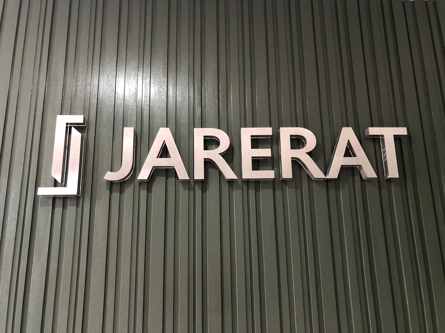 ป้ายอักษรเเสตนเลสสีเงิน ไฟออกหลัง