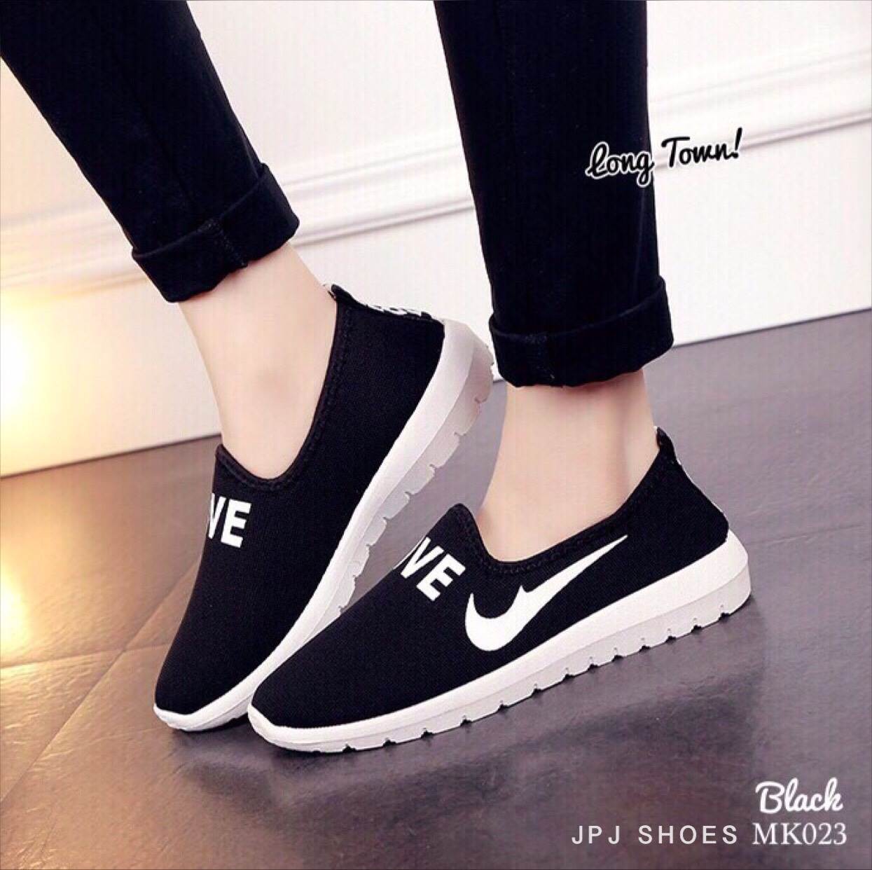 รองเท้าผ้าใบสไตล์ Nike Slip On (สีดำ)