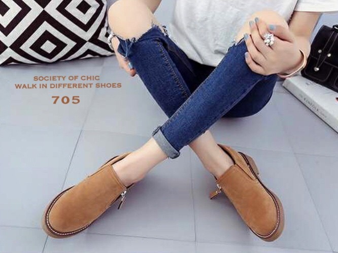 รองเท้าผ้าใบหนังกลับทรงสวม (สีเขียวขี้ม้า)