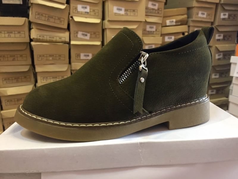 รองเท้าผ้าใบหนังกลับทรงสวม (สีเขียวขี้ม้า)