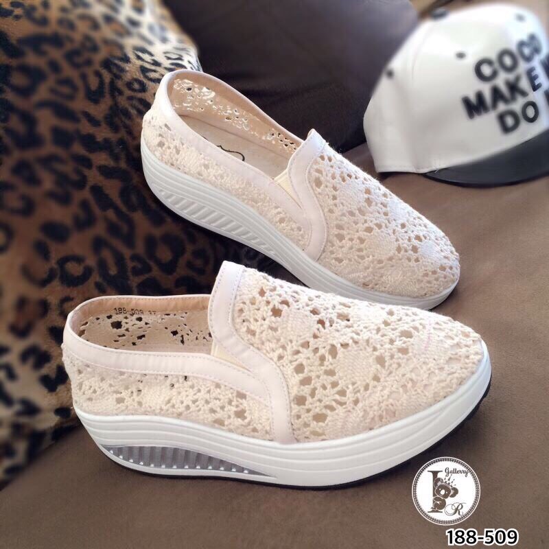 รองเท้าลูกไม้ทรง Slip On (ครีม)