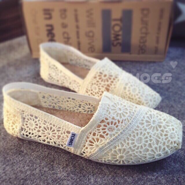 พร้อมส่ง : รองเท้าส้นแบนสไตล์ TOMS (สีครีม)