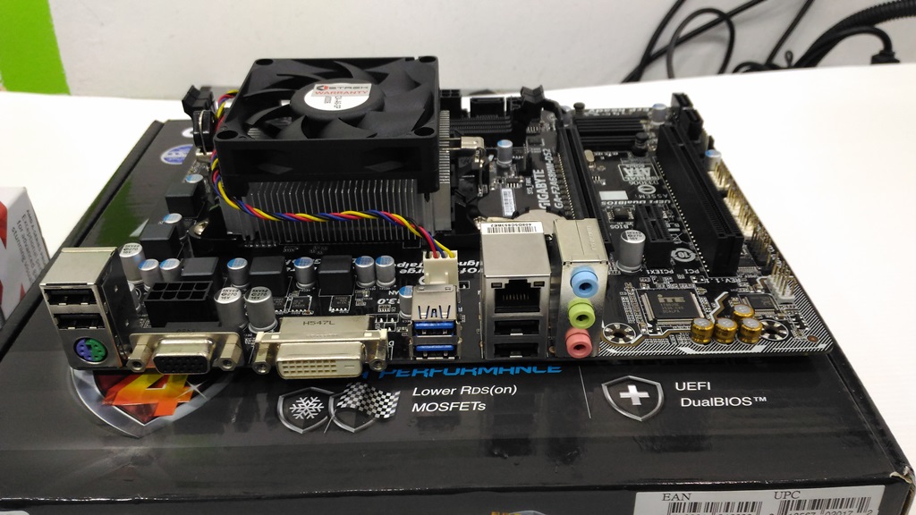 A8-7600 + GA-F2A68HM-DS2 ประกัน JIB 07/2019