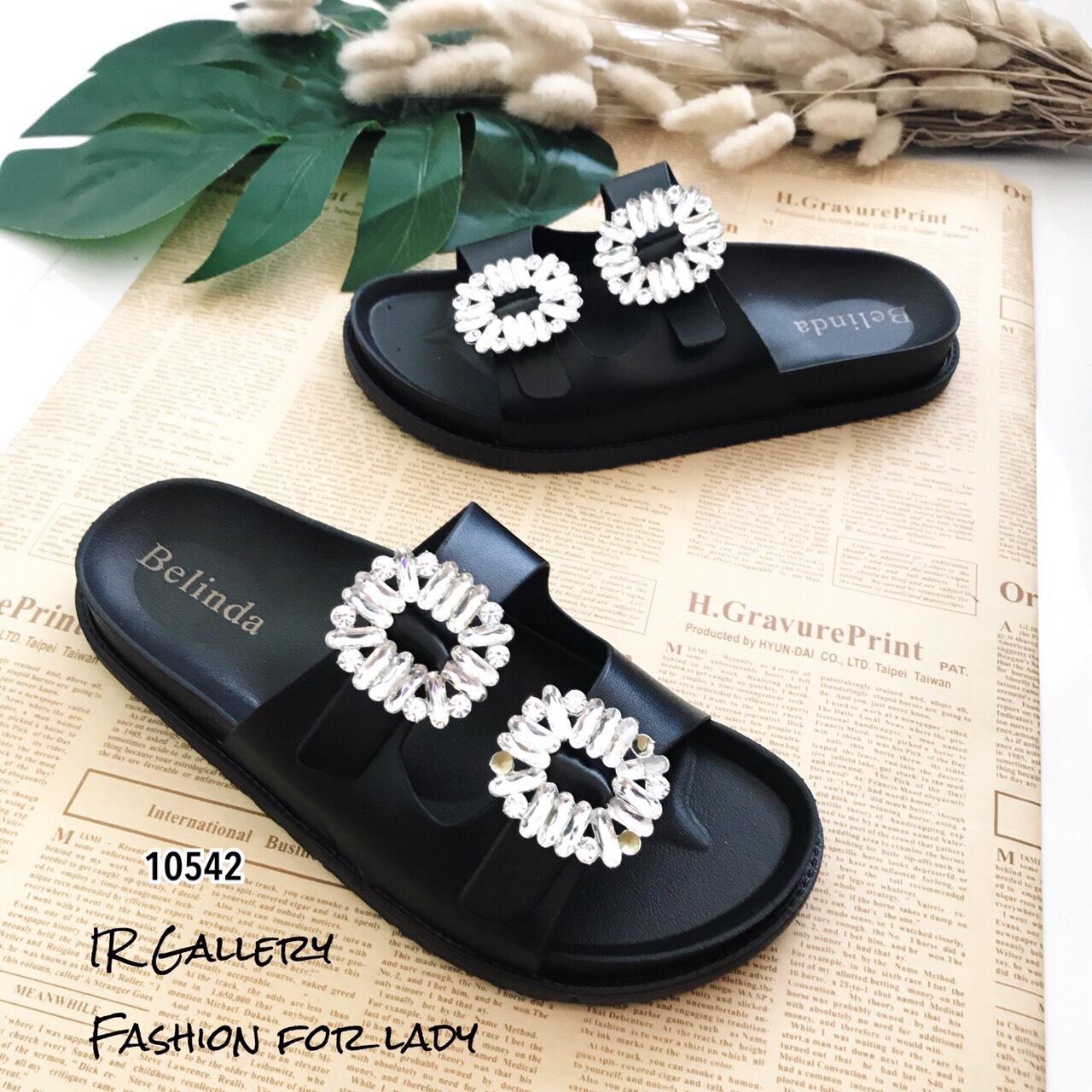 รองเท้าแตะแต่งเพชร Style Roger Vivier (สีขาว)