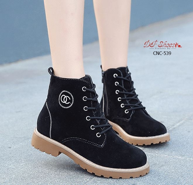 รองเท้าผ้าใบทรงมินิบูทสไตล์มาร์ติน (สีดำ)