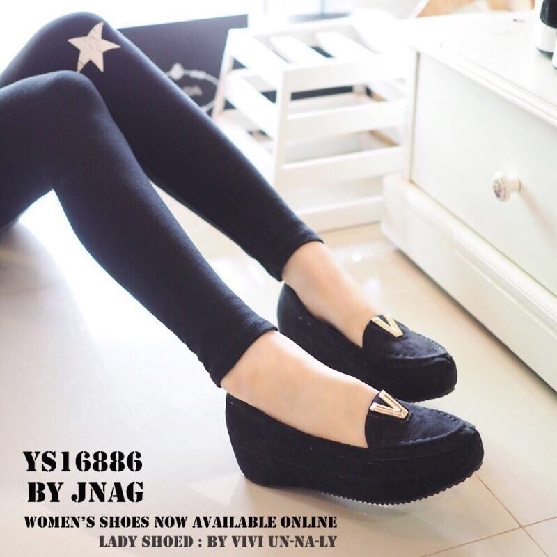 พร้อมส่ง : รองเท้าส้นขนมปังทรง Loafer สีดำ (รุ่นกำมะหยี่)