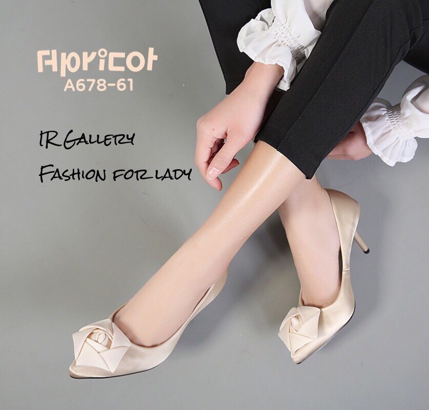 รองเท้าคัทชูซาตินแต่งดอกไม้ (สีครีม)