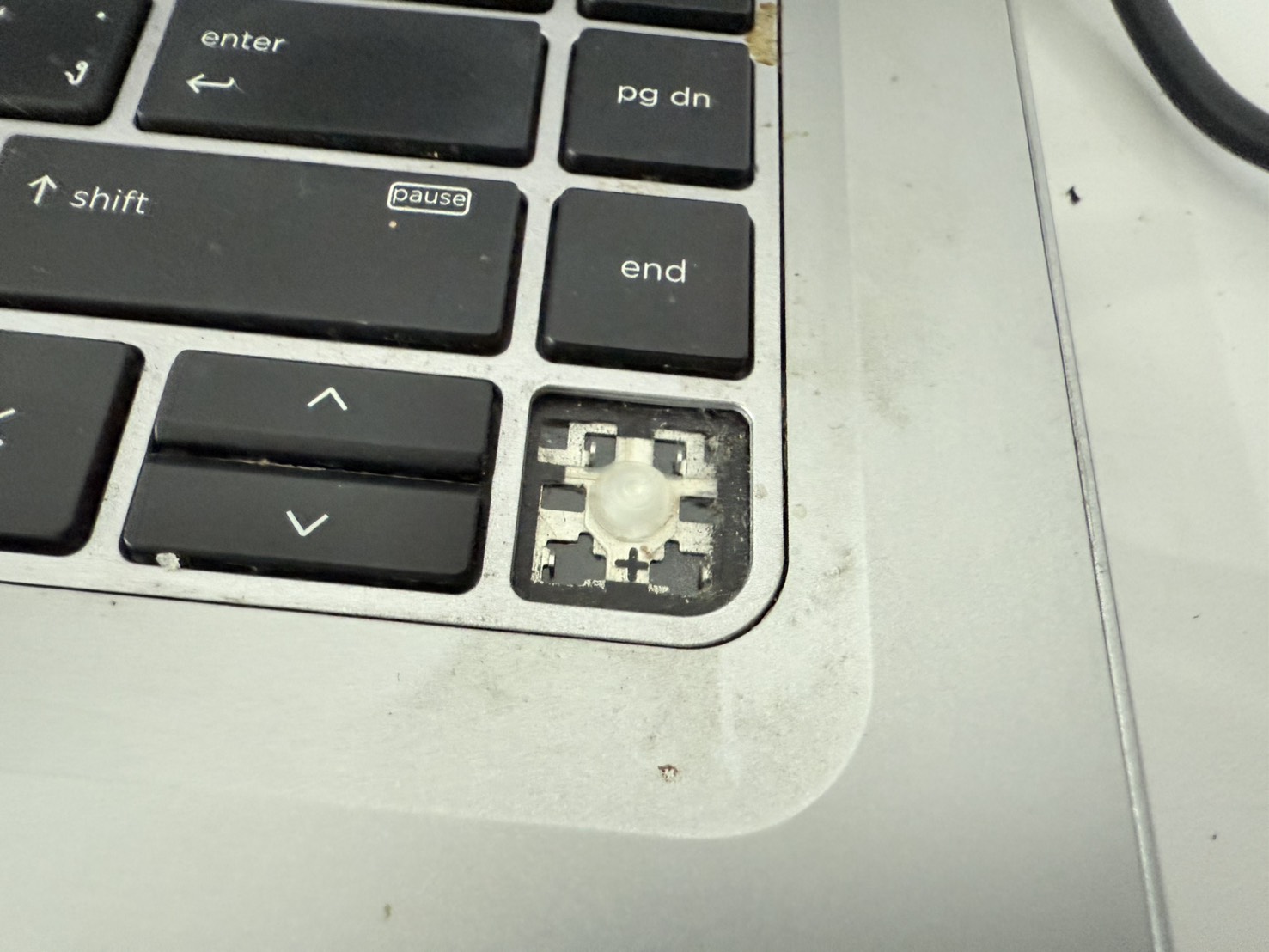 โน๊ตบุ๊ค HP EliteBook 840 G4 (i5-7300U/8GB/M.2 256GB) ไม่มี Adapter แบตเสื่อม จอ Bright ขอบยางเสื่อม ปุ่มหาย 1 ปุ่ม