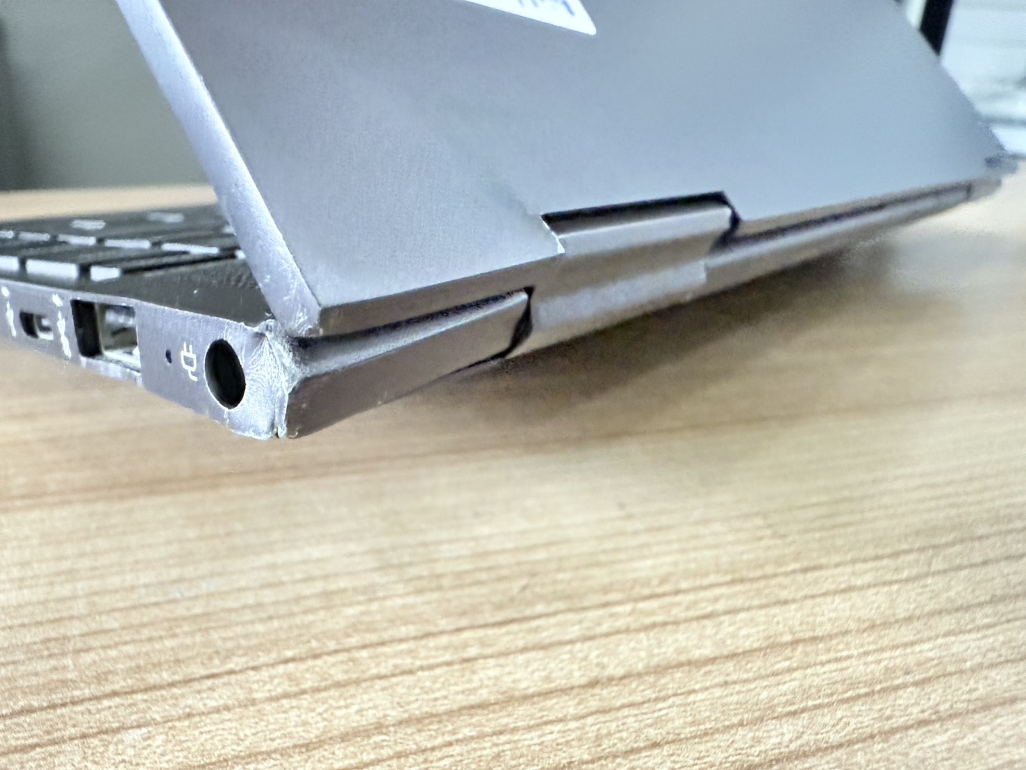 โน้ตบุ๊ค HP Envy x360 (Ryzen5 2500U/8GB/M.2 256GB) + Adapter จอ Bright เล็กน้อย มุมเครื่องกรอบจอบุบ