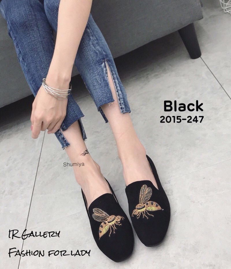 รองเท้าคัทชูส้นแบนปักลายผึ้ง (สีชมพู)