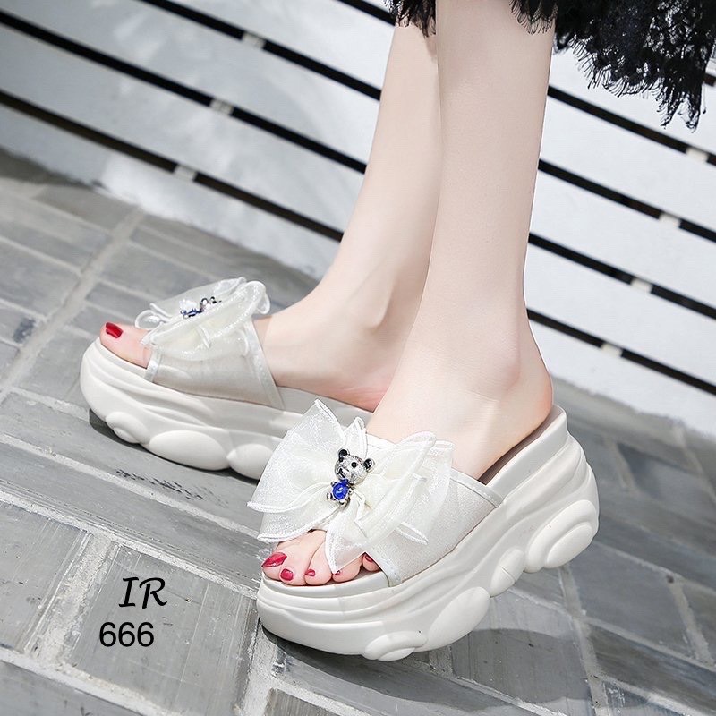 รองเท้าแตะเสริมส้นแต่งโบว์หมี (สีครีม)