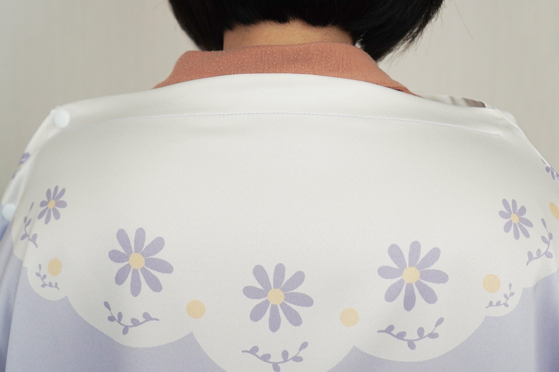 ผ้าคลุมให้นม 3in1 (รุ่นมีกระดุม ถอดโครงได้) แบบสั่งทำใส่ชื่อ ลาย Daisy - Lavender