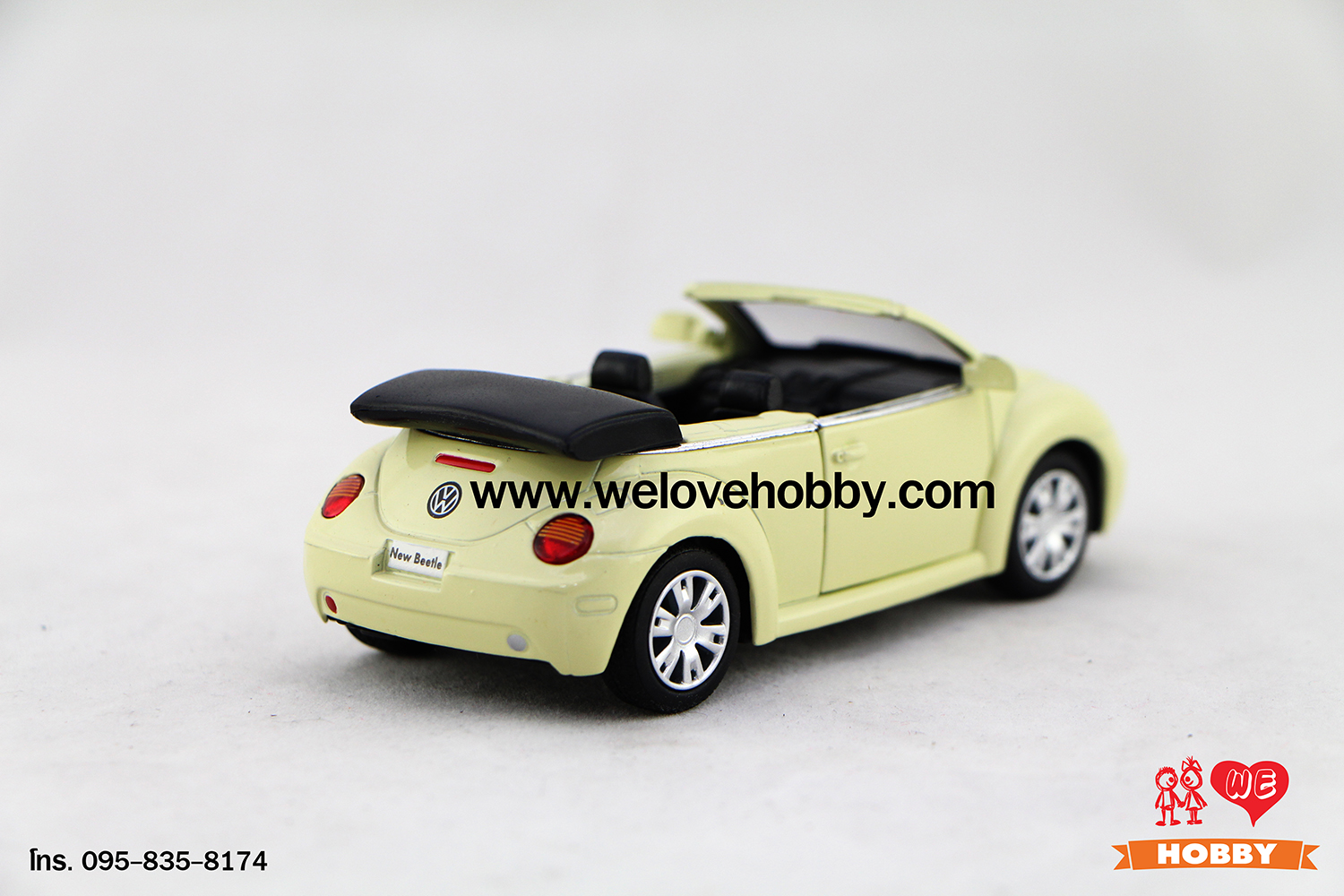 โมเดลรถ Volkswagen New Beetle Convertible (2003) สีเหลืองอ่อน Mellow Yellow Scale 1:32