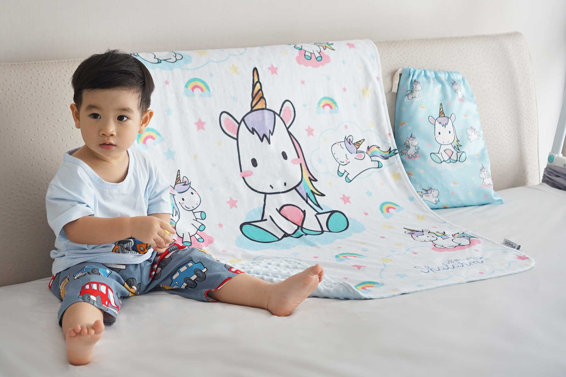 ผ้าห่ม Minky ลาย Unicorn 75x100cm แบบปักชื่อ ด้านหลังสีฟ้า