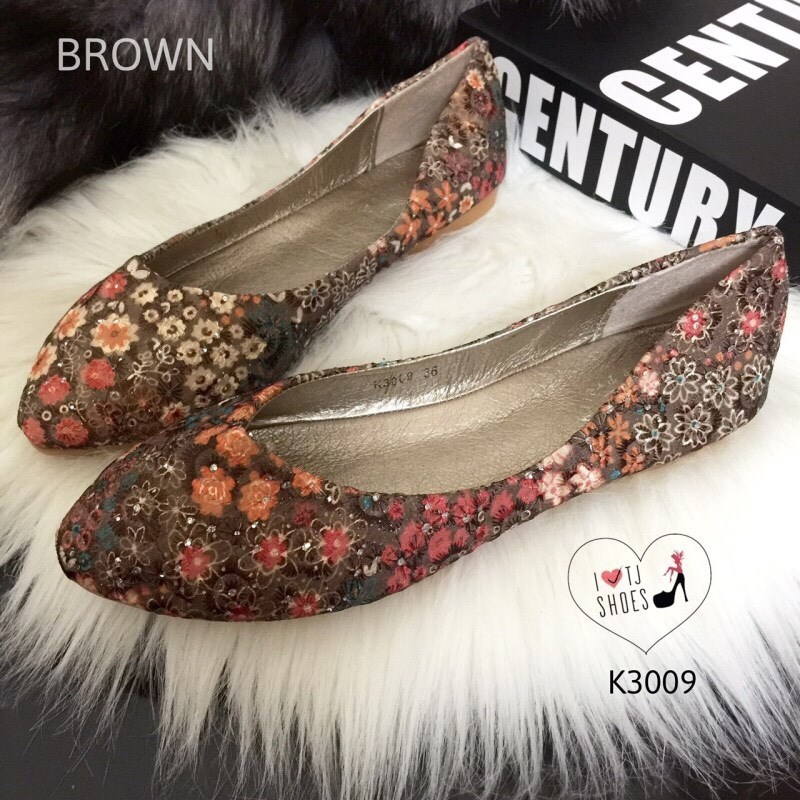 พร้อมส่ง : รองเท้าคัทชูปักลายดอกไม้ (สีน้ำตาล)