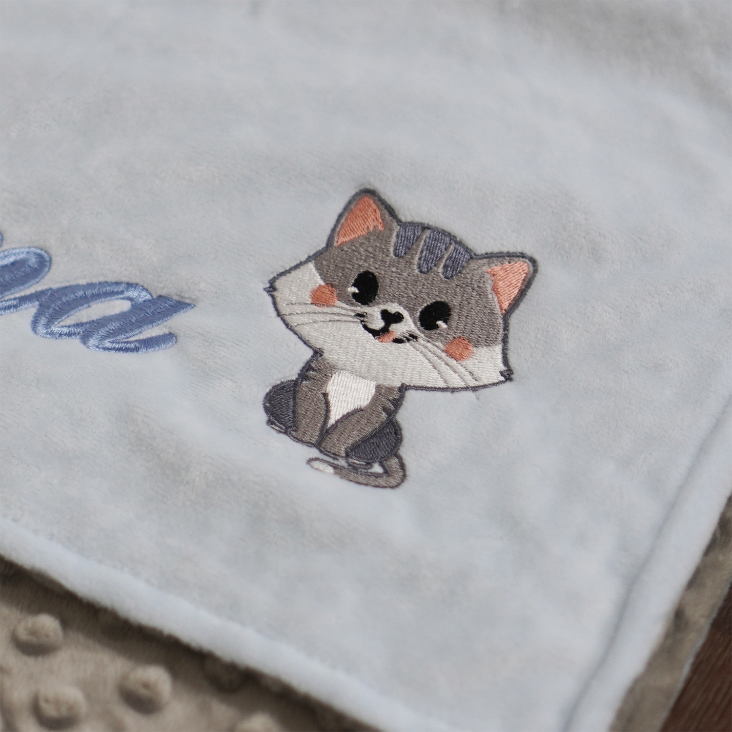 ผ้าห่ม Minky - สีฟ้า-เทา 75x100cm แบบปักชื่อ+การ์ตูน - Kitten