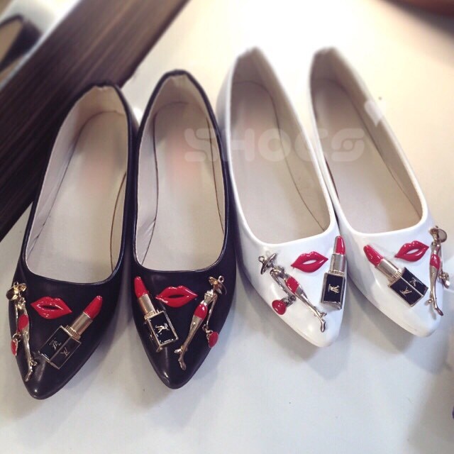 พร้อมส่ง : รองเท้า Style Louis Vuitton ลายแฟชั่น (สีดำ)