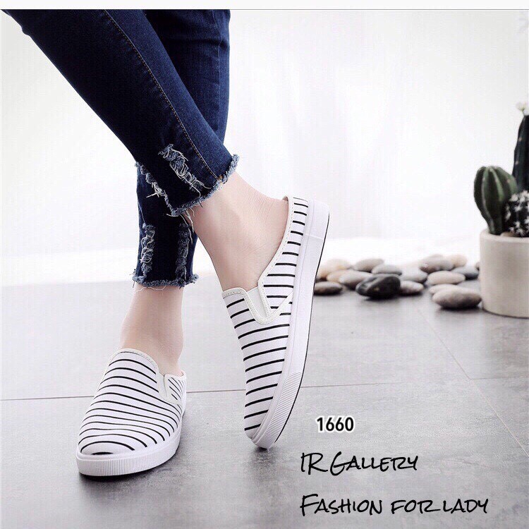 รองเท้าผ้าใบสวมเปิดส้นลายทาง (สีดำ)