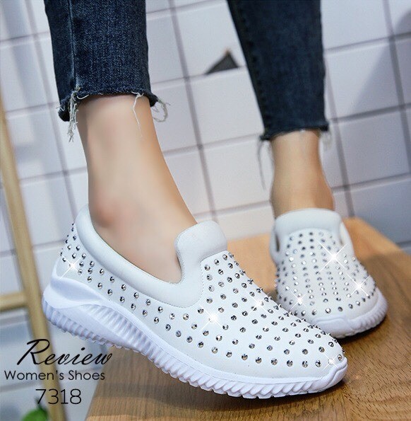 รองเท้าผ้าใบทรงสวมแต่งหมุด (สีขาว)