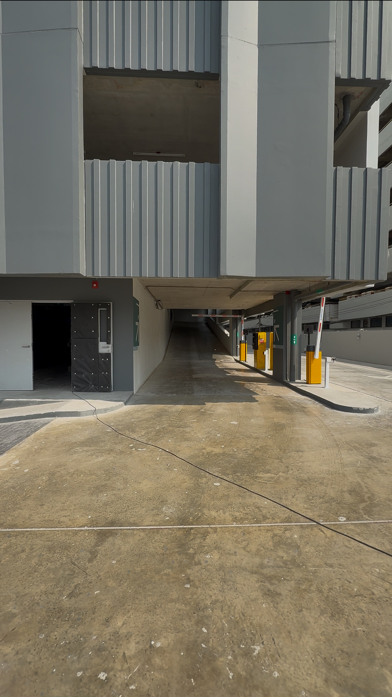 อาคารรามคำแหง ฮิลล์ ( Ramkhamhaeng Hills ) สำนักงานให้เช่าติดถนนรามคำแหง ใกล้รถไฟฟ้า MRT สายสีส้ม สถานีรามคำแหง 12 เพียง 100 ม.