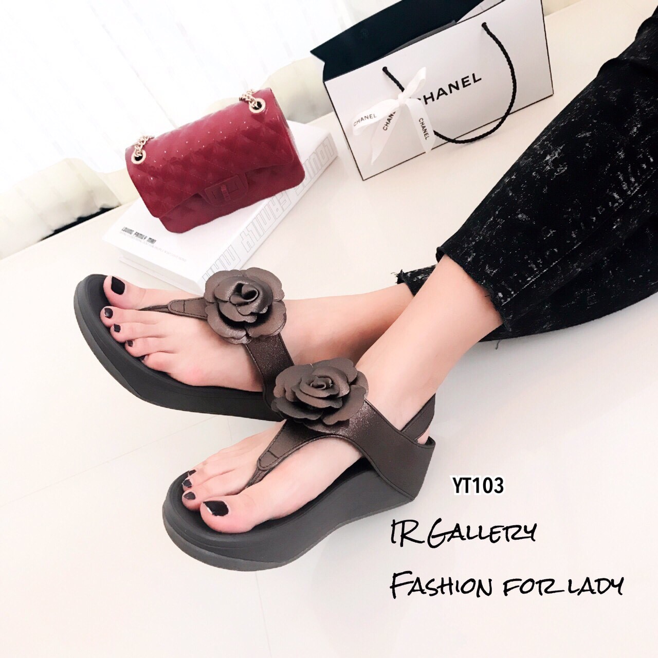 รองเท้าแตะ Style Fit Flop แต่งกุหลาบ (สีน้ำตาล)