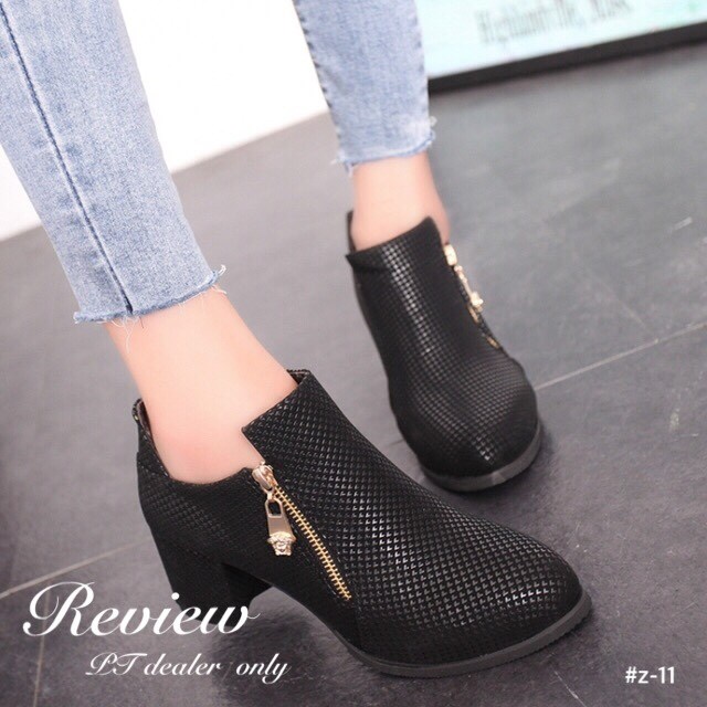 พร้อมส่ง : รองเท้ามินิบูท Versace ลายสก็อต (สีดำ)
