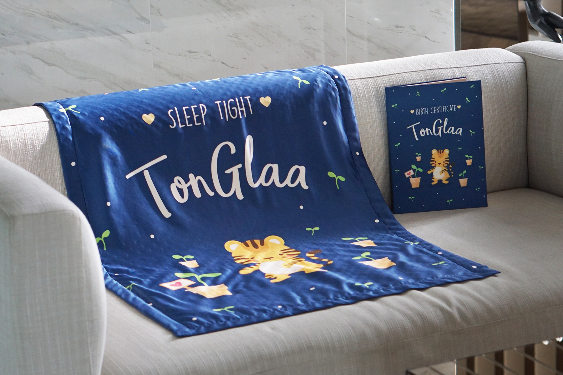 ชุดของขวัญเด็กแรกเกิด ผ้าห่ม ขนาด 75x100cm + แฟ้มใส่สูติบัตร ลาย Tiger with plants - Navy