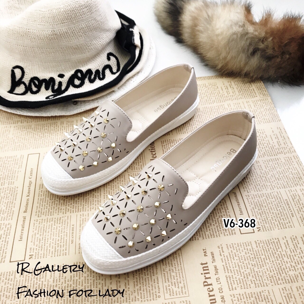 รองเท้าผ้าใบสวมแต่งหมุด (สีครีม)